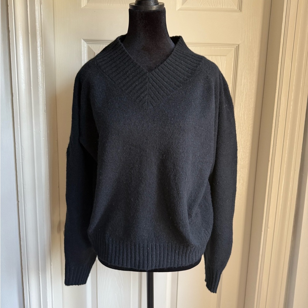 Women’s black Banana Republic Sweater Large